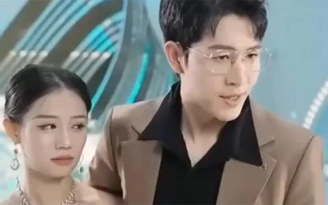 替身上位总裁轻点撩(错认成宠，张先生宠妻好甜)海报